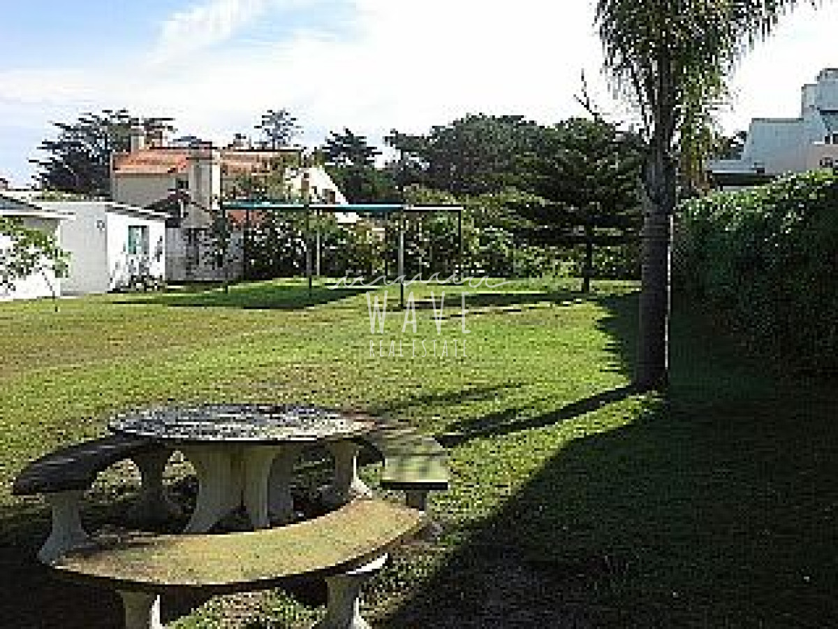 Casa ID.4880 - Casa a la Venta , 3 dormitorios, en Playa Brava, con 1215 m2 de Terreno