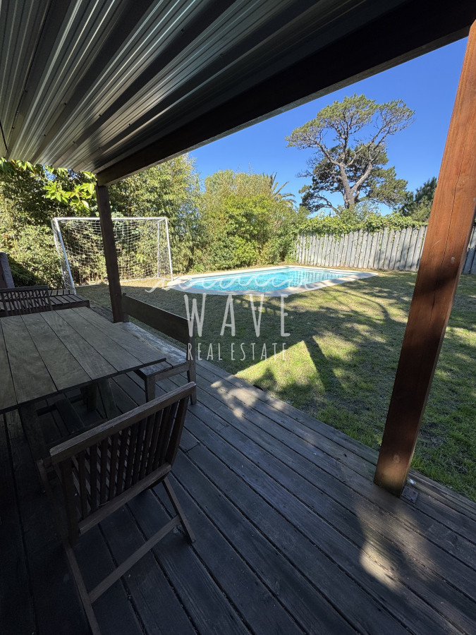Casa ID.4964 - Venta, Casa de 4 dormitorios en Playa Mansa, con piscina y parrillero