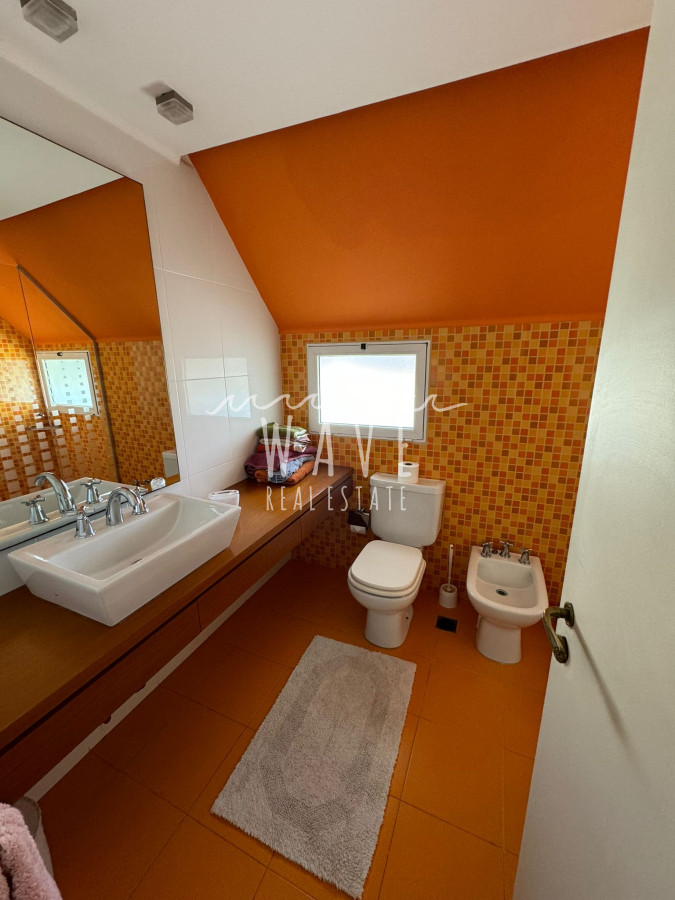 Casa ID.4514 - Mansa, Casa en Venta, en la exclusiva zona de Pine Beach. 1016 m2 de parque, 280 m2 edificados.