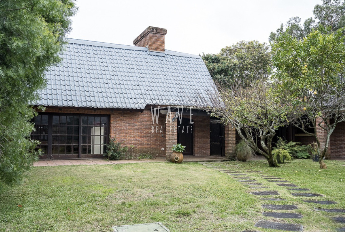 Casa ID.4921 - Venta de Casa, con 5 dormitorios + 2 en casa de servicio en Playa Mansa, a metros del mar