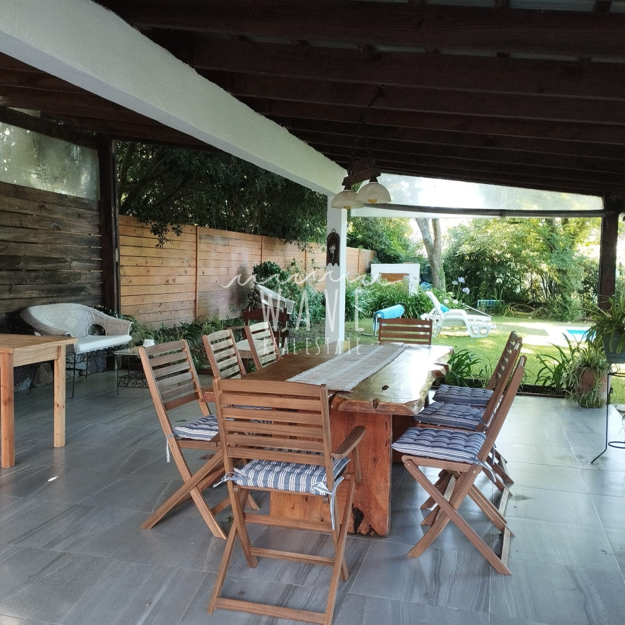 Casa ID.4892 - Amplia casa en Playa Mansa a una cuadra del mar