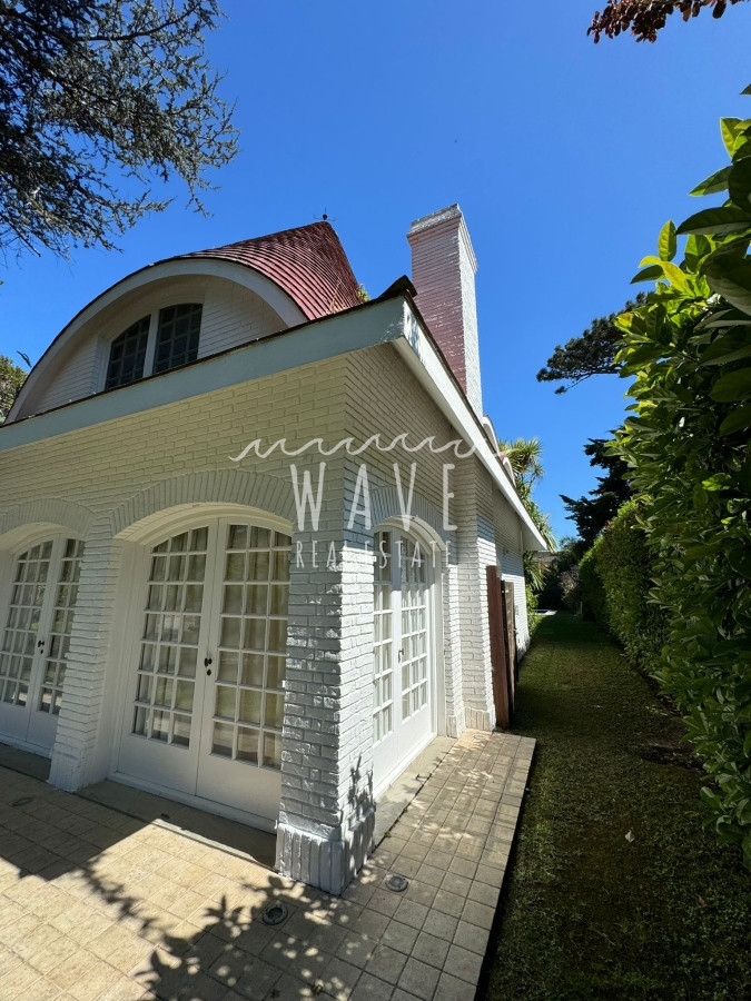 Casa ID.4514 - Mansa, Casa en Venta, en la exclusiva zona de Pine Beach. 1016 m2 de parque, 280 m2 edificados.