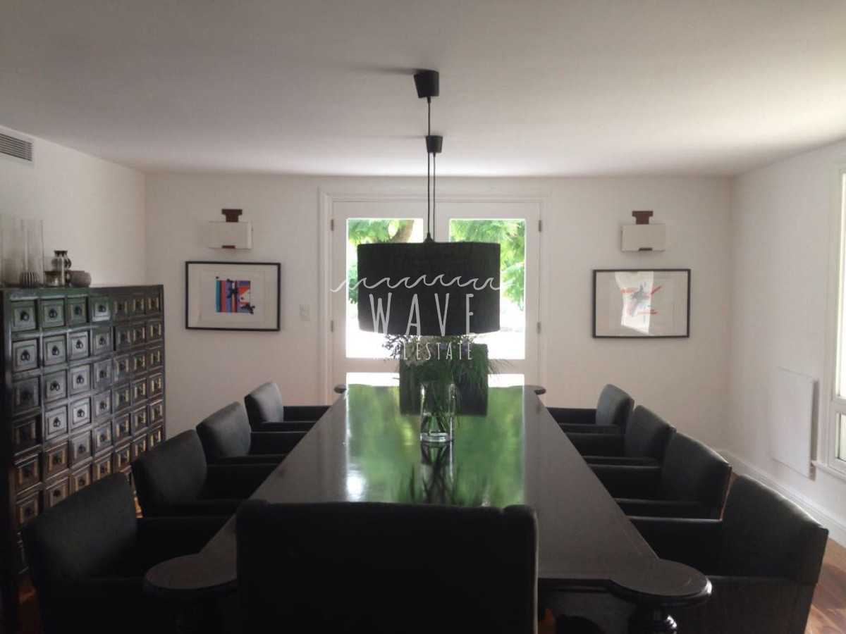 Casa ID.1019 - ELEGANTE Y SOLIDA DENTRO DE UN JARDIN ANOSO