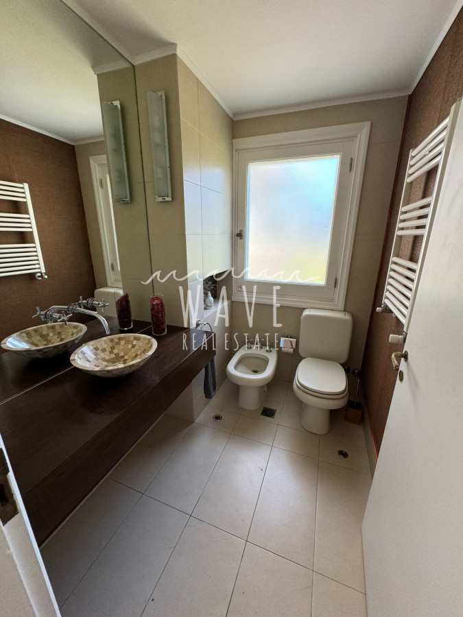 Casa ID.4514 - Mansa, Casa en Venta, en la exclusiva zona de Pine Beach. 1016 m2 de parque, 280 m2 edificados.