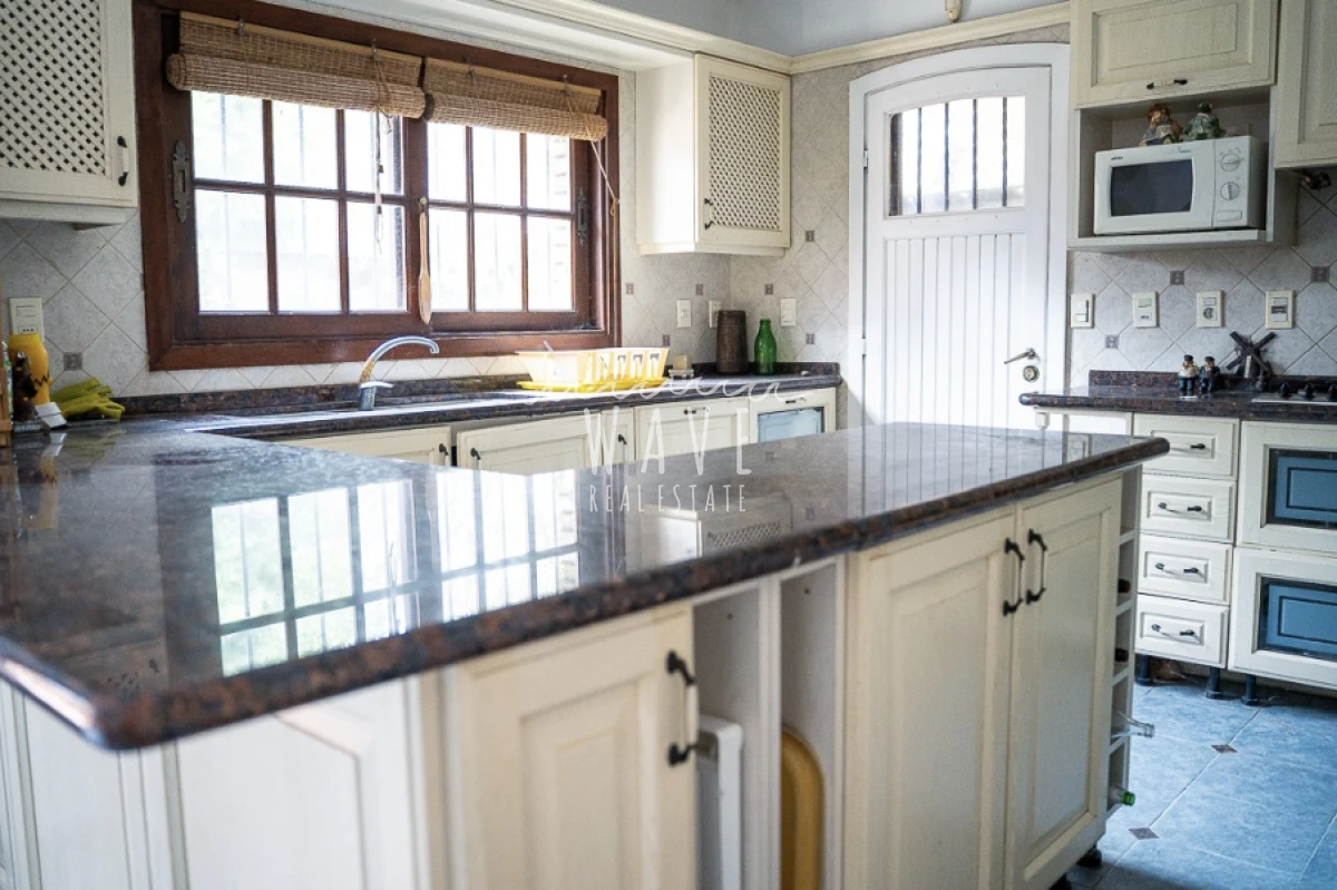 Casa ID.4921 - Venta de Casa, con 5 dormitorios + 2 en casa de servicio en Playa Mansa, a metros del mar