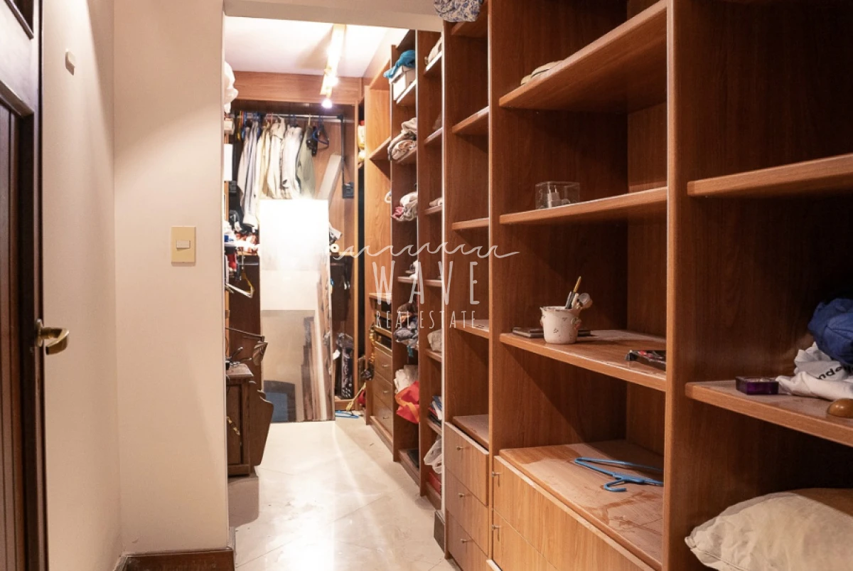 Casa ID.4921 - Venta de Casa, con 5 dormitorios + 2 en casa de servicio en Playa Mansa, a metros del mar