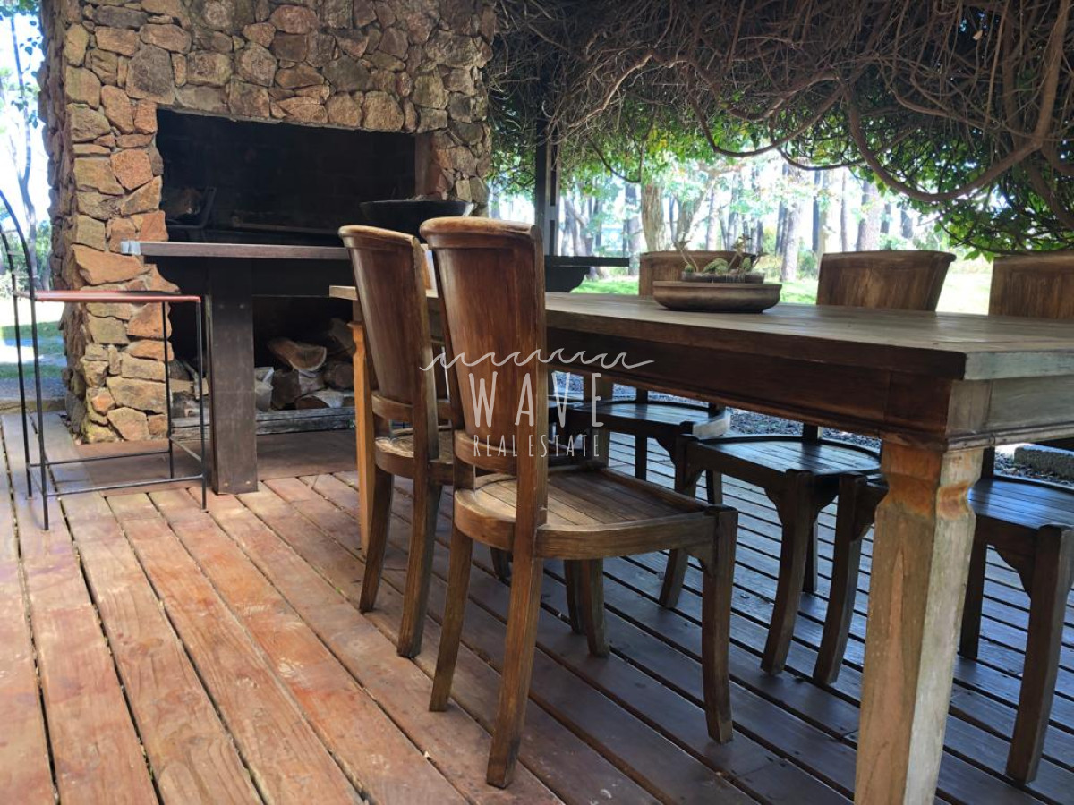Casa ID.991 - Manantiales, Laguna Blanca, 5 dormitorios y dependencia.