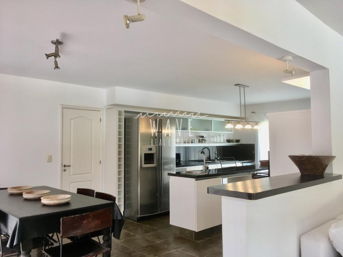 Casa ID.991 - Manantiales, Laguna Blanca, 5 dormitorios y dependencia.