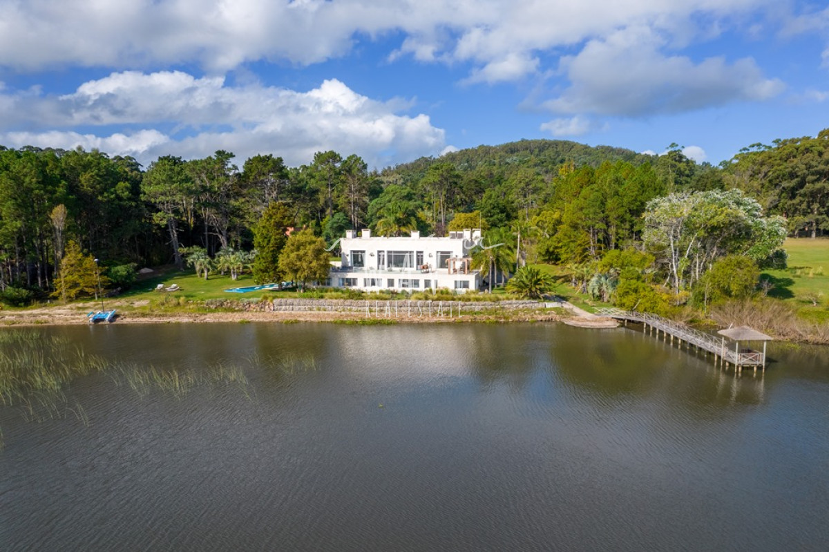 Casa ID.55 - Venta de Residencia de 7 dormitorios + 8 baños sobre Laguna del Sauce, Punta del Este
