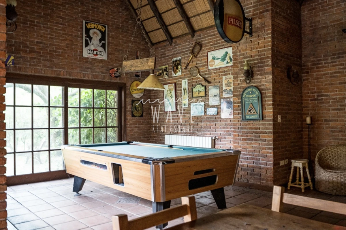 Casa ID.4921 - Venta de Casa, con 5 dormitorios + 2 en casa de servicio en Playa Mansa, a metros del mar