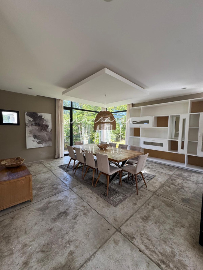 Casa ID.5443 - Venta de casa de 4 dormitorios en la venta en La Arbolada, Punta del Este