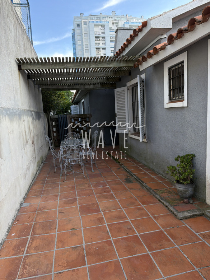 Casa ID.5664 - Venta de casa de 4 dormitorios en Playa Mansa, Punta del Este