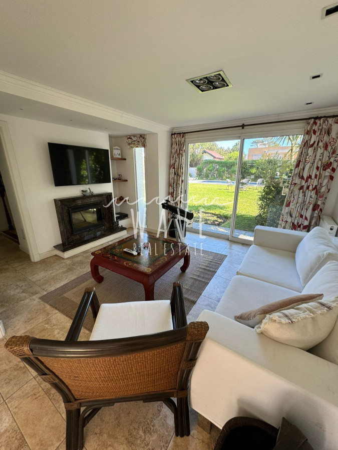 Casa ID.4514 - Mansa, Casa en Venta, en la exclusiva zona de Pine Beach. 1016 m2 de parque, 280 m2 edificados.