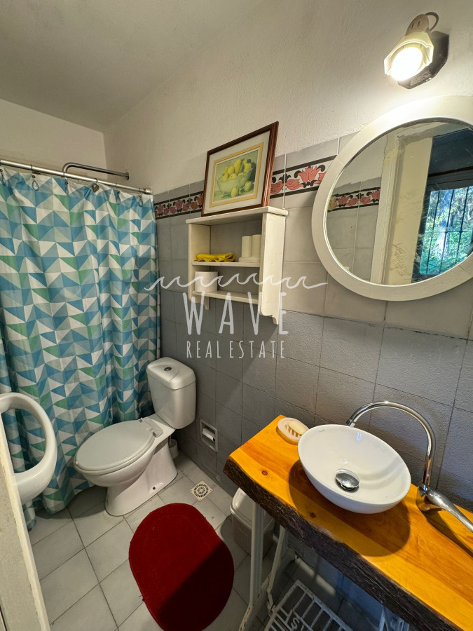 Casa ID.4208 - LA BARRA, ALQUILER ANUAL Disponible.Casa de 4 dormitorios y 2 baños, parrillero techado, jardín cerrado. 