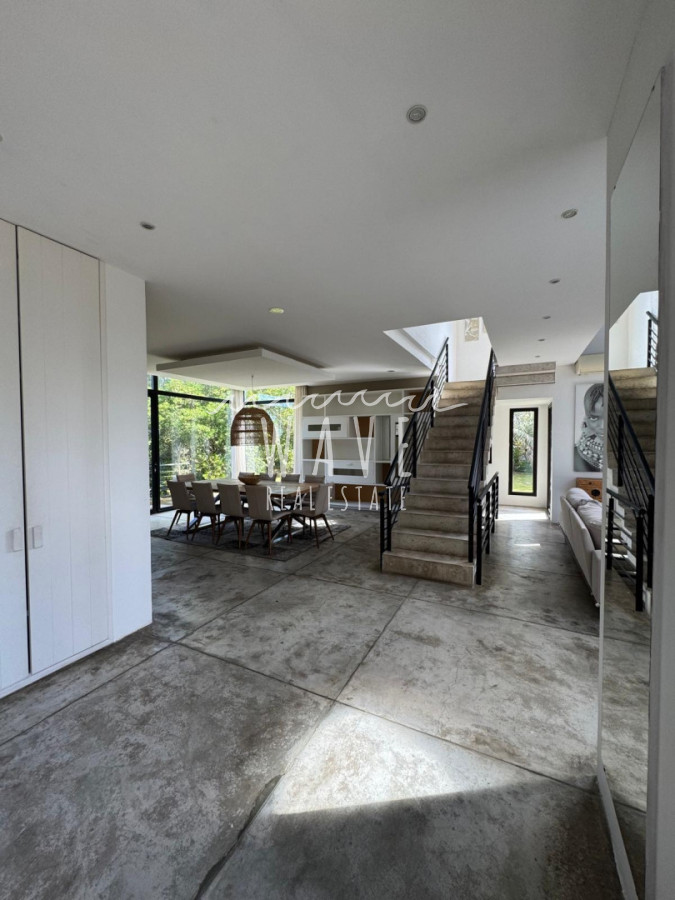 Casa ID.5443 - Venta de casa de 4 dormitorios en la venta en La Arbolada, Punta del Este