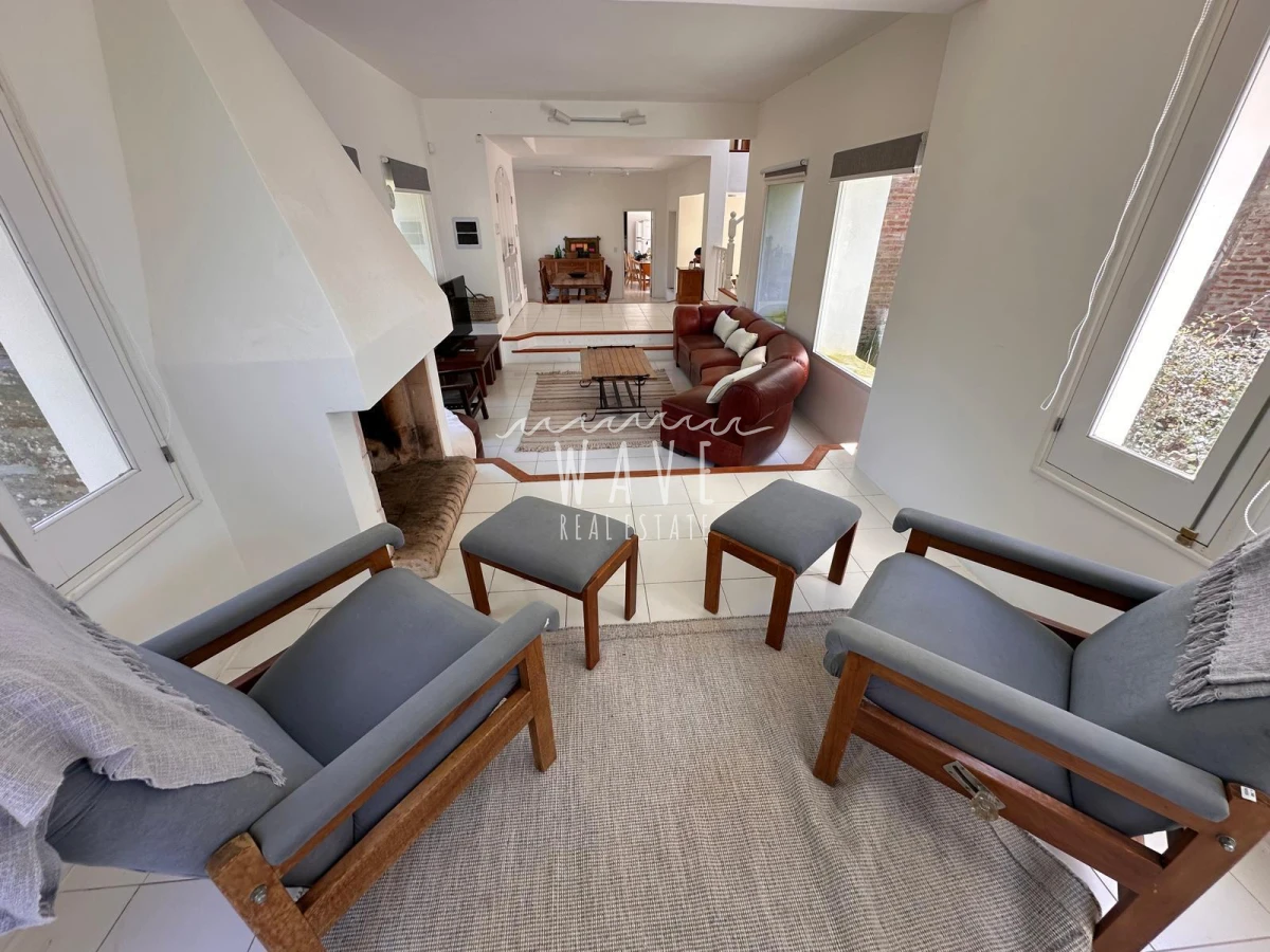 Casa ID.5036 - Venta de Casa de 6 dormitorios en Balneario Buenos Aires, con piscina