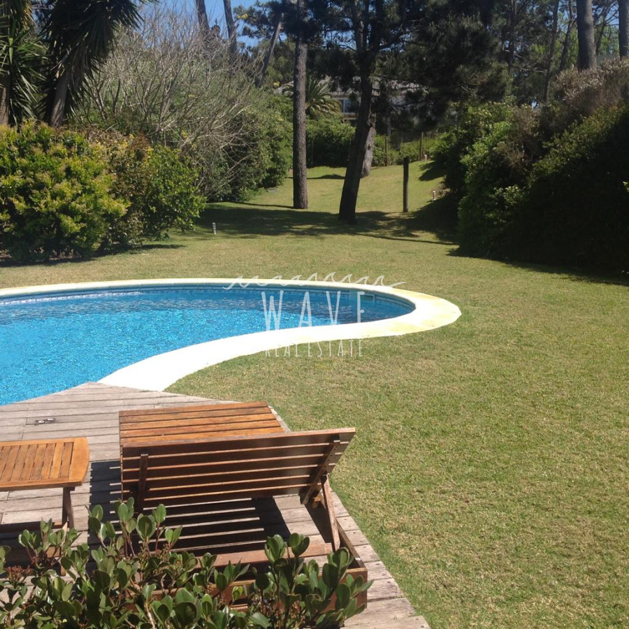 Casa ID.4877 - Casa en Venta en Punta del Este, 2 plantas en un terreno de 782 m2