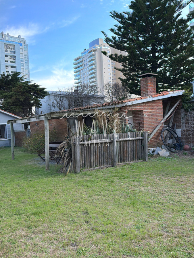 Casa ID.5664 - Venta de casa de 4 dormitorios en Playa Mansa, Punta del Este
