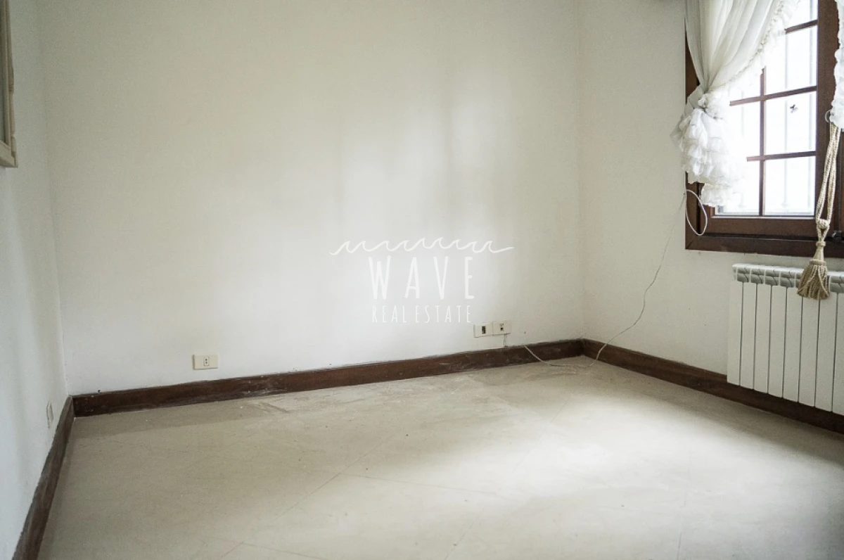 Casa ID.4921 - Venta de Casa, con 5 dormitorios + 2 en casa de servicio en Playa Mansa, a metros del mar