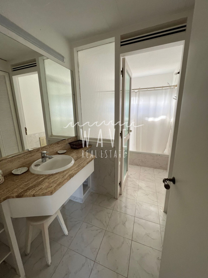Casa ID.1790 - CASA EN VENTA La Barra  4 suites, a metros de Shopping OH.