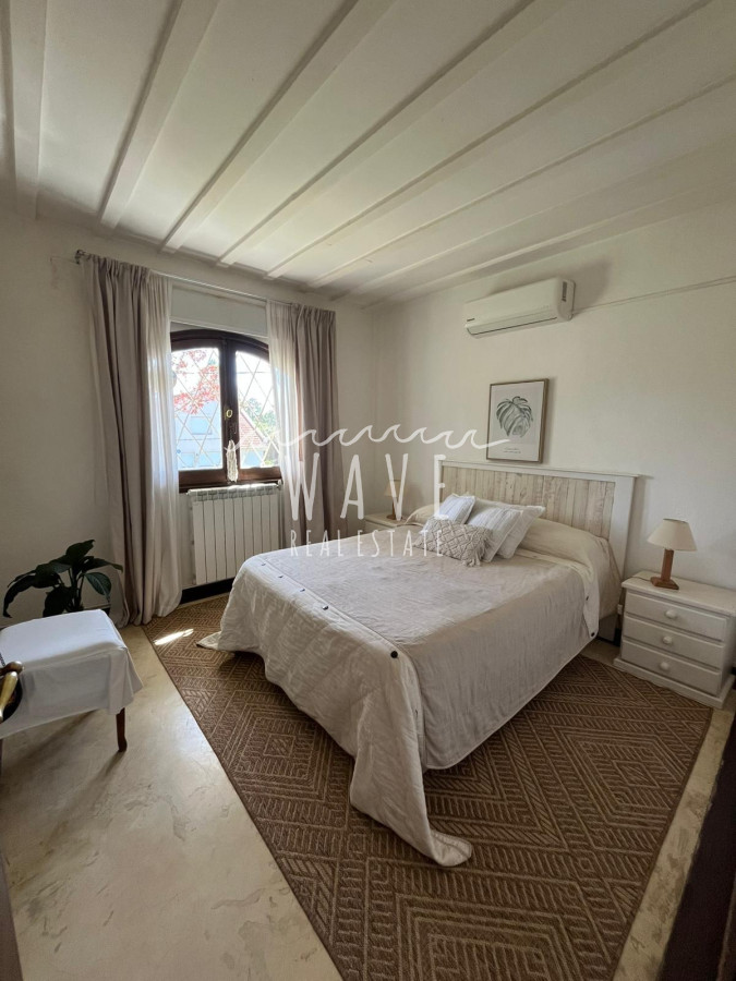 Casa ID.5152 - Alquiler Temporal Casa en Mansa, 3 dormitorios, dependencia de servicio, piscina, jardín.