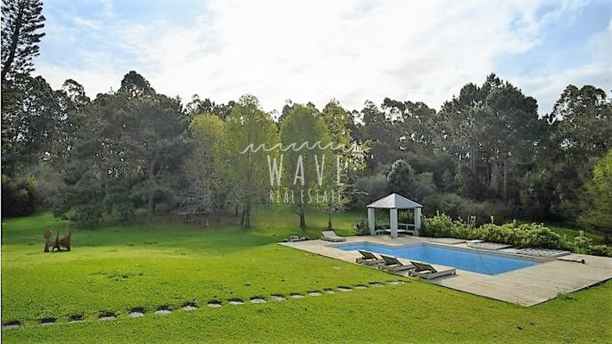 Casa ID.1019 - ELEGANTE Y SOLIDA DENTRO DE UN JARDIN ANOSO