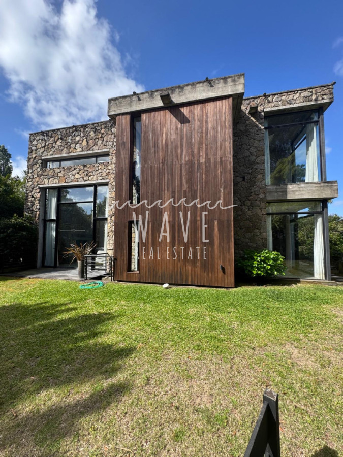 Casa ID.5443 - Venta de casa de 4 dormitorios en la venta en La Arbolada, Punta del Este
