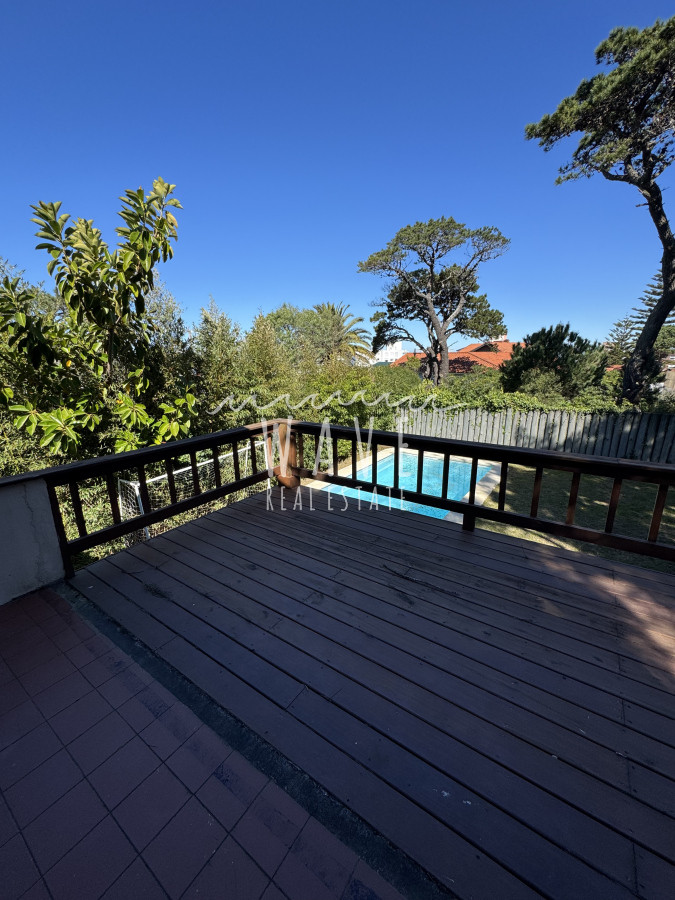 Casa ID.4964 - Venta, Casa de 4 dormitorios en Playa Mansa, con piscina y parrillero