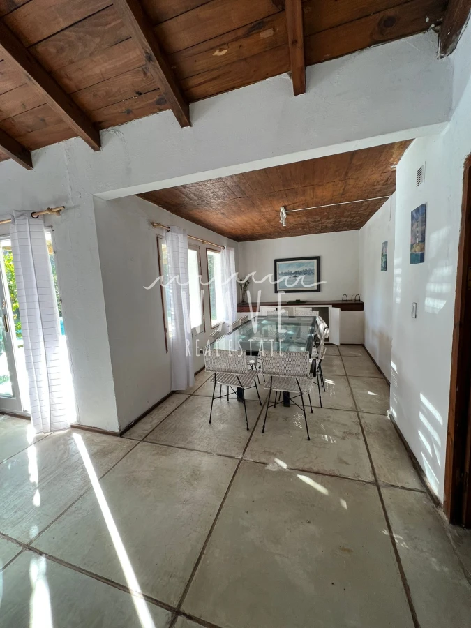 Casa ID.3850 - Alquiler temporal de Casa , con 5 dormitorios, en La Barra, piscina, dependencia, a 100 metros de la playa.