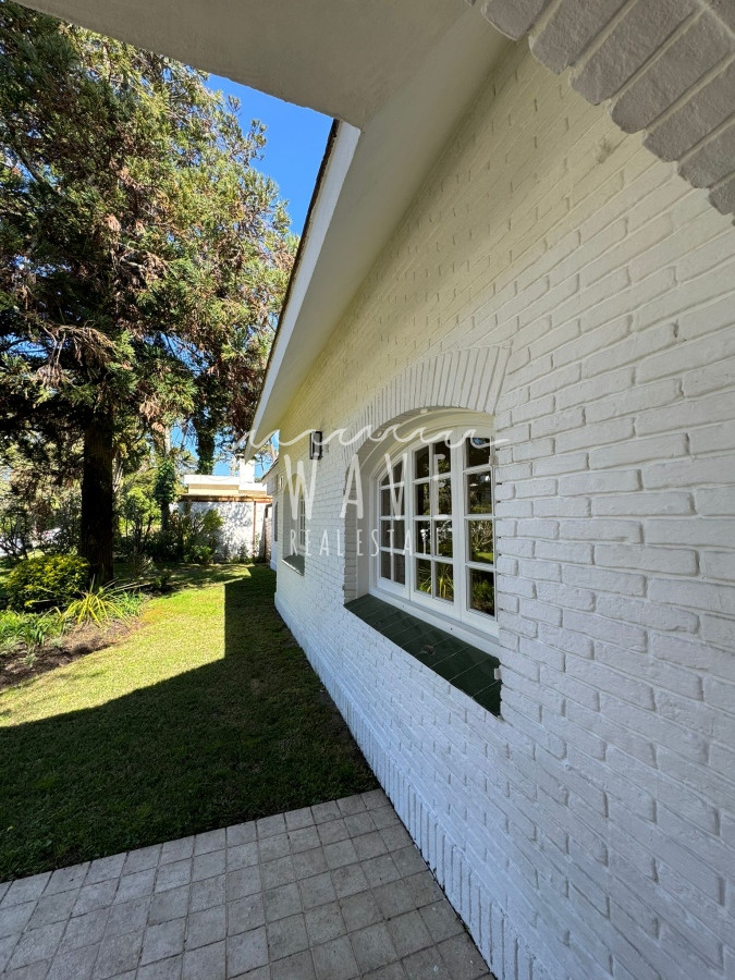 Casa ID.4514 - Mansa, Casa en Venta, en la exclusiva zona de Pine Beach. 1016 m2 de parque, 280 m2 edificados.