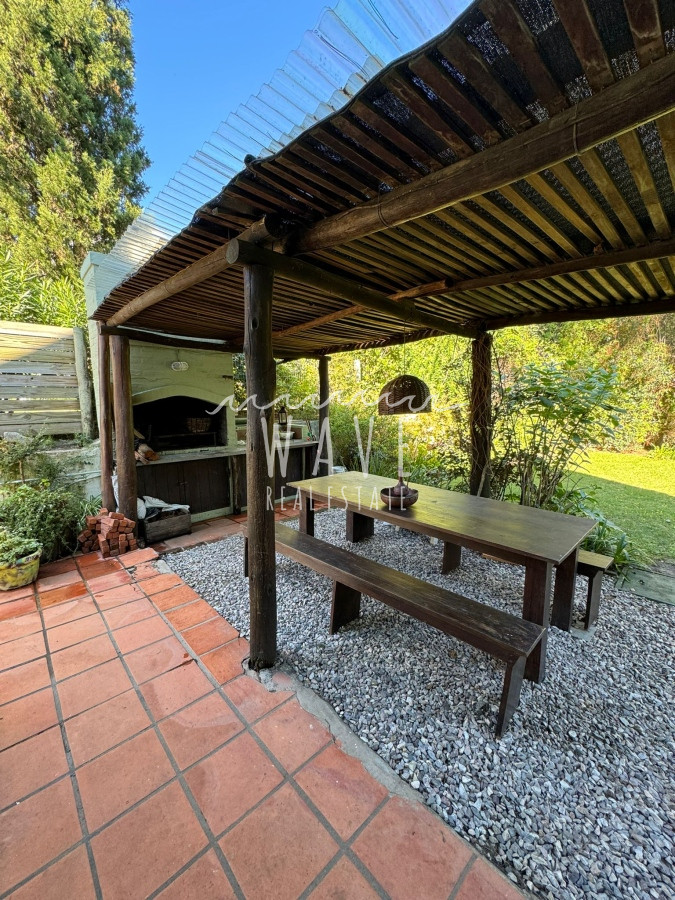 Casa ID.4208 - LA BARRA, ALQUILER ANUAL Disponible.Casa de 4 dormitorios y 2 baños, parrillero techado, jardín cerrado. 