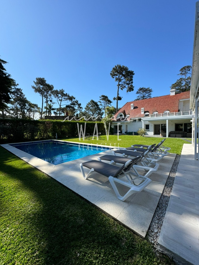 Casa ID.4514 - Mansa, Casa en Venta, en la exclusiva zona de Pine Beach. 1016 m2 de parque, 280 m2 edificados.