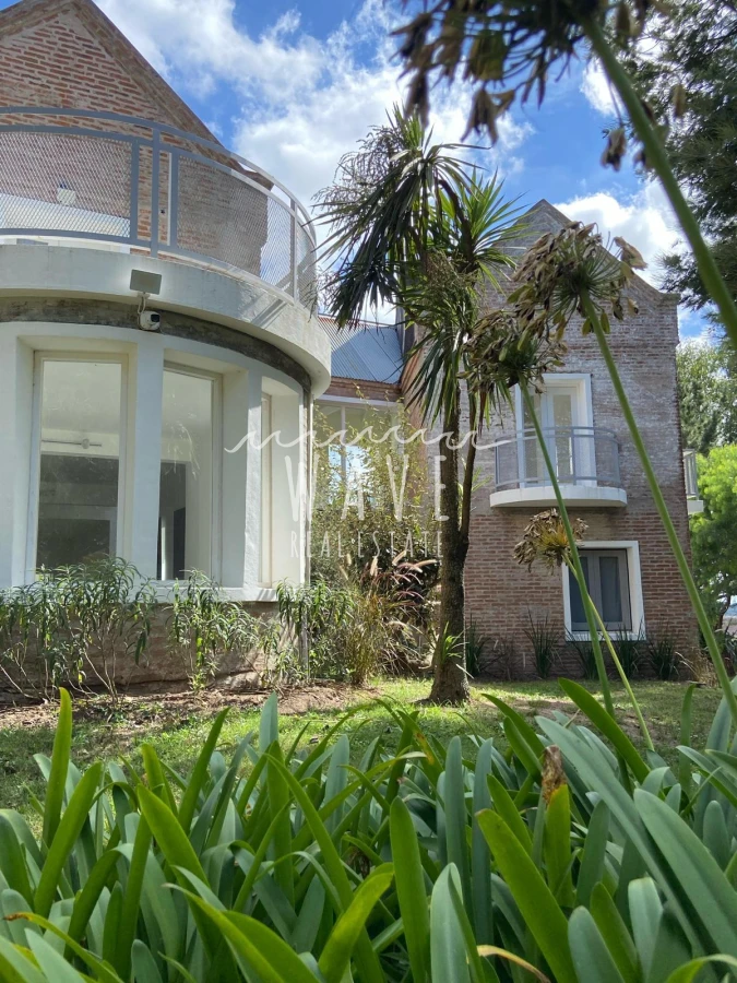 Casa ID.5036 - Venta de Casa de 6 dormitorios en Balneario Buenos Aires, con piscina