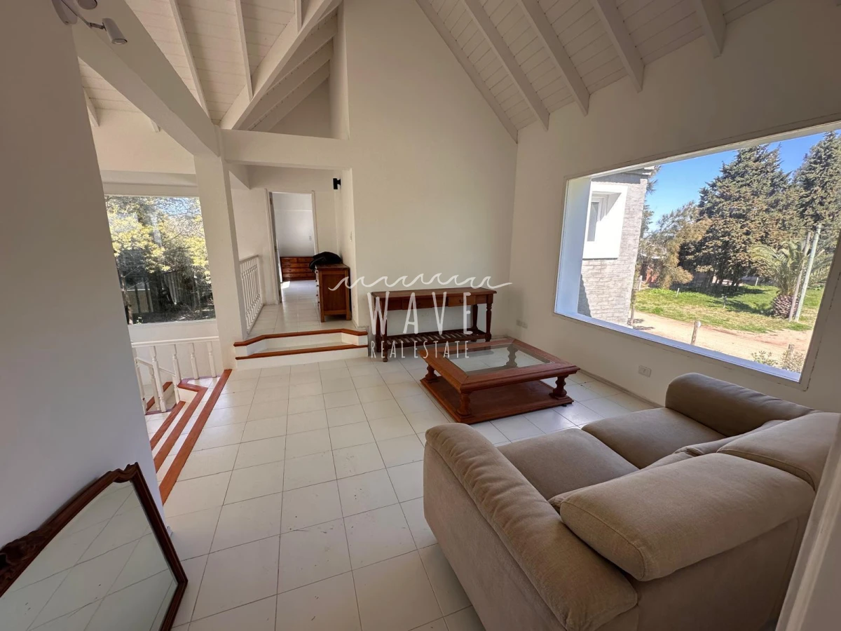 Casa ID.5036 - Venta de Casa de 6 dormitorios en Balneario Buenos Aires, con piscina