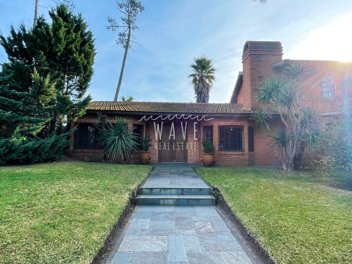 Casa ID.4349 - Alquiler y venta hermosa casa en playa mansa 