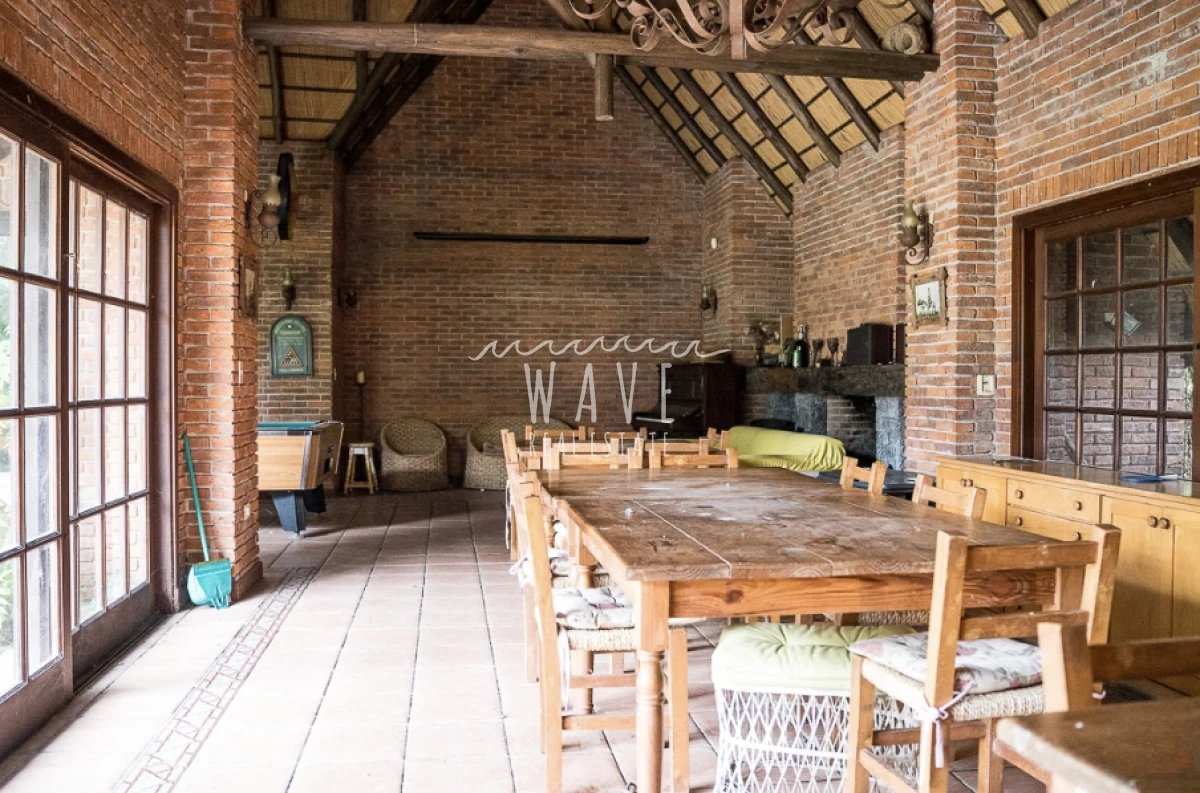 Casa ID.4921 - Venta de Casa, con 5 dormitorios + 2 en casa de servicio en Playa Mansa, a metros del mar