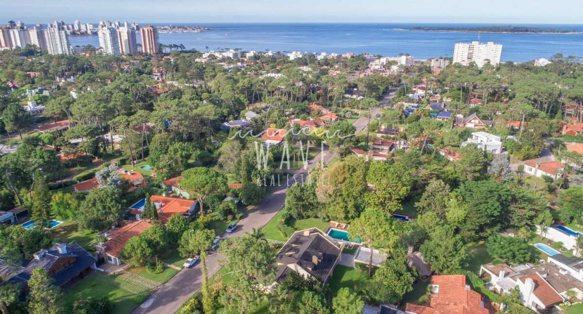 Casa ID.703 - Mansión en Venta en Playa Mansa, Punta del Este, Uruguay.