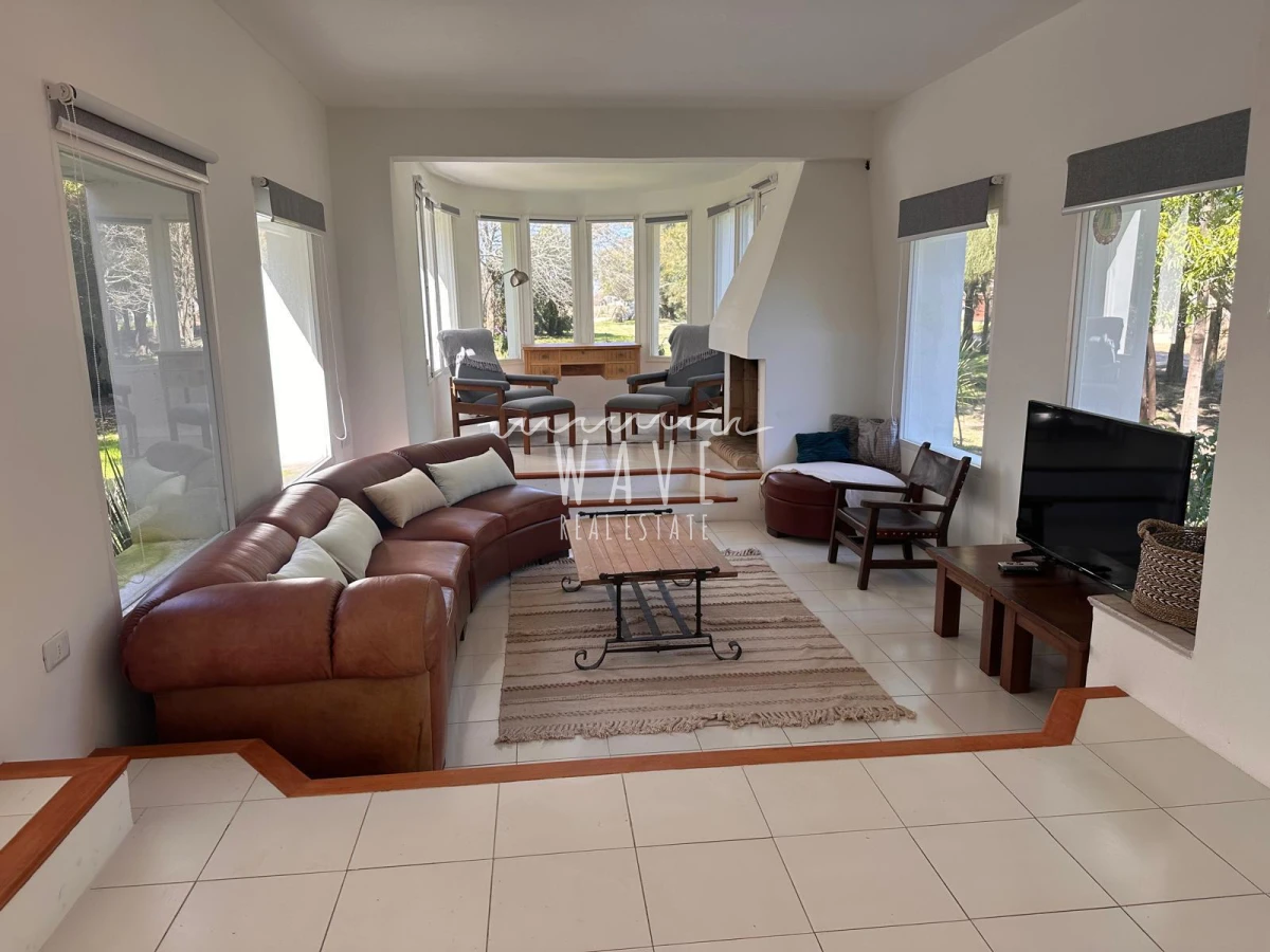 Casa ID.5036 - Venta de Casa de 6 dormitorios en Balneario Buenos Aires, con piscina
