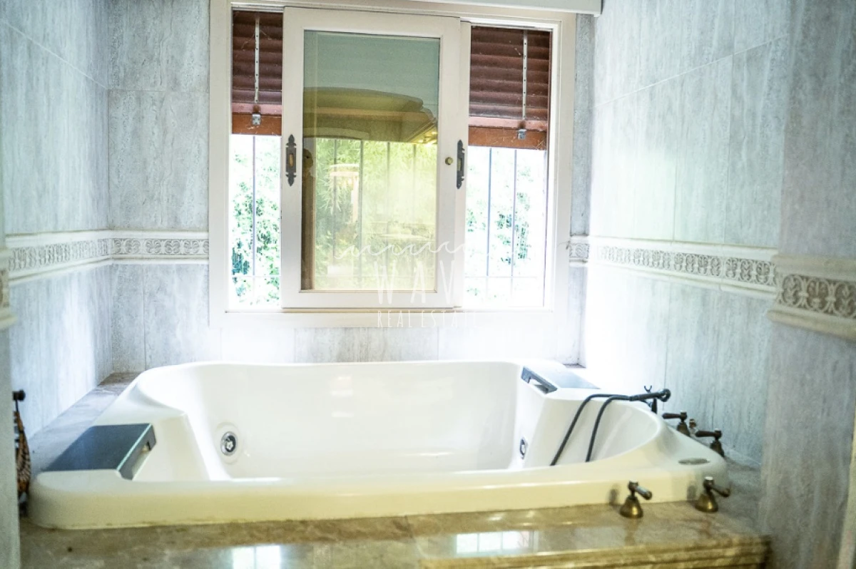 Casa ID.4921 - Venta de Casa, con 5 dormitorios + 2 en casa de servicio en Playa Mansa, a metros del mar