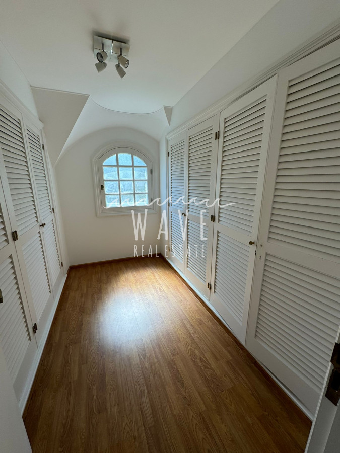 Casa ID.4514 - Mansa, Casa en Venta, en la exclusiva zona de Pine Beach. 1016 m2 de parque, 280 m2 edificados.