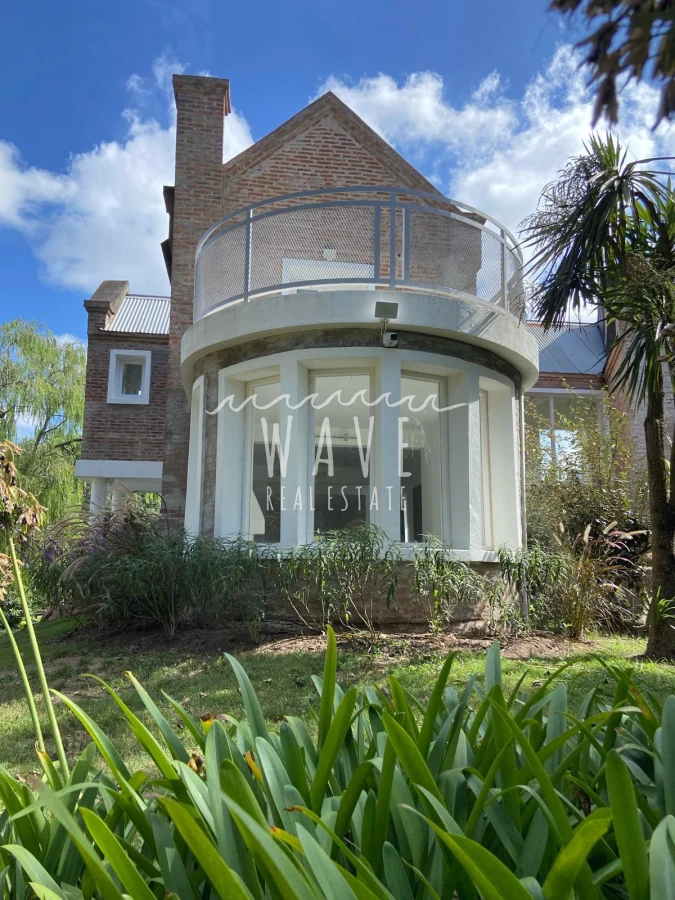 Casa ID.5036 - Venta de Casa de 6 dormitorios en Balneario Buenos Aires, con piscina