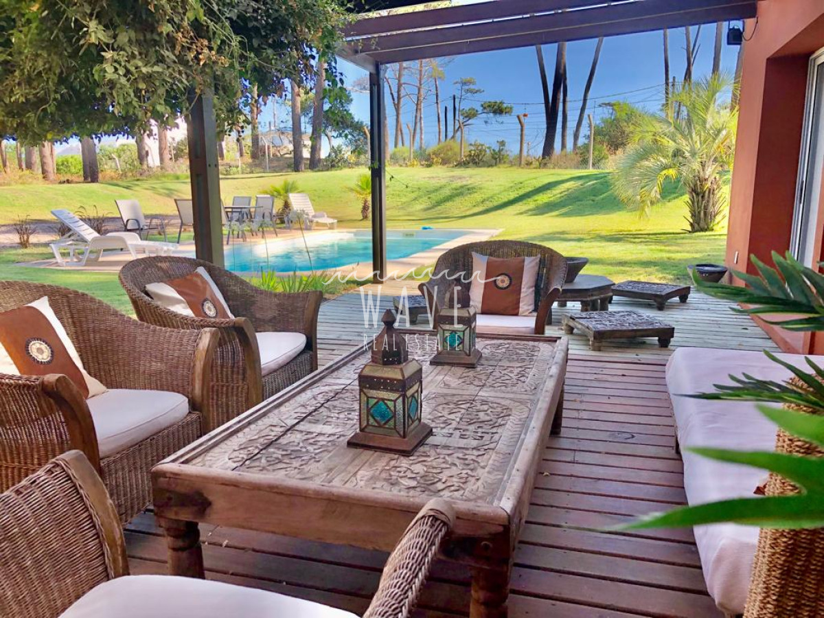 Casa ID.991 - Manantiales, Laguna Blanca, 5 dormitorios y dependencia.