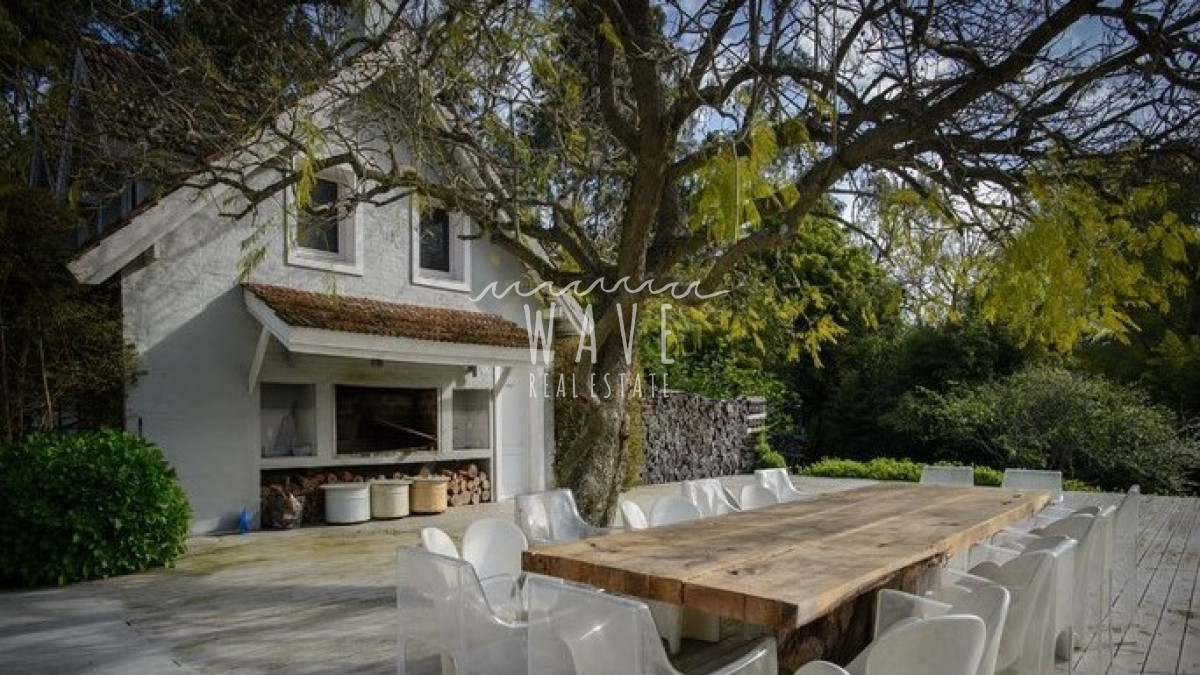 Casa ID.1019 - ELEGANTE Y SOLIDA DENTRO DE UN JARDIN ANOSO