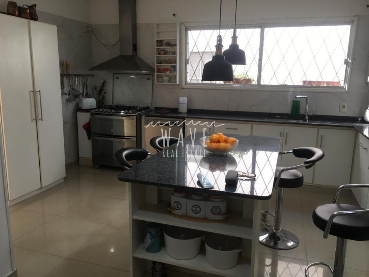 Casa ID.4892 - Amplia casa en Playa Mansa a una cuadra del mar