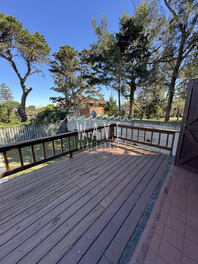 Casa ID.4964 - Venta, Casa de 4 dormitorios en Playa Mansa, con piscina y parrillero