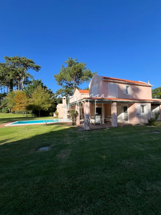 Casa ID.4376 - Casa Rincón del indio con piscina 4 mil mts de jardín alquiler temporada 