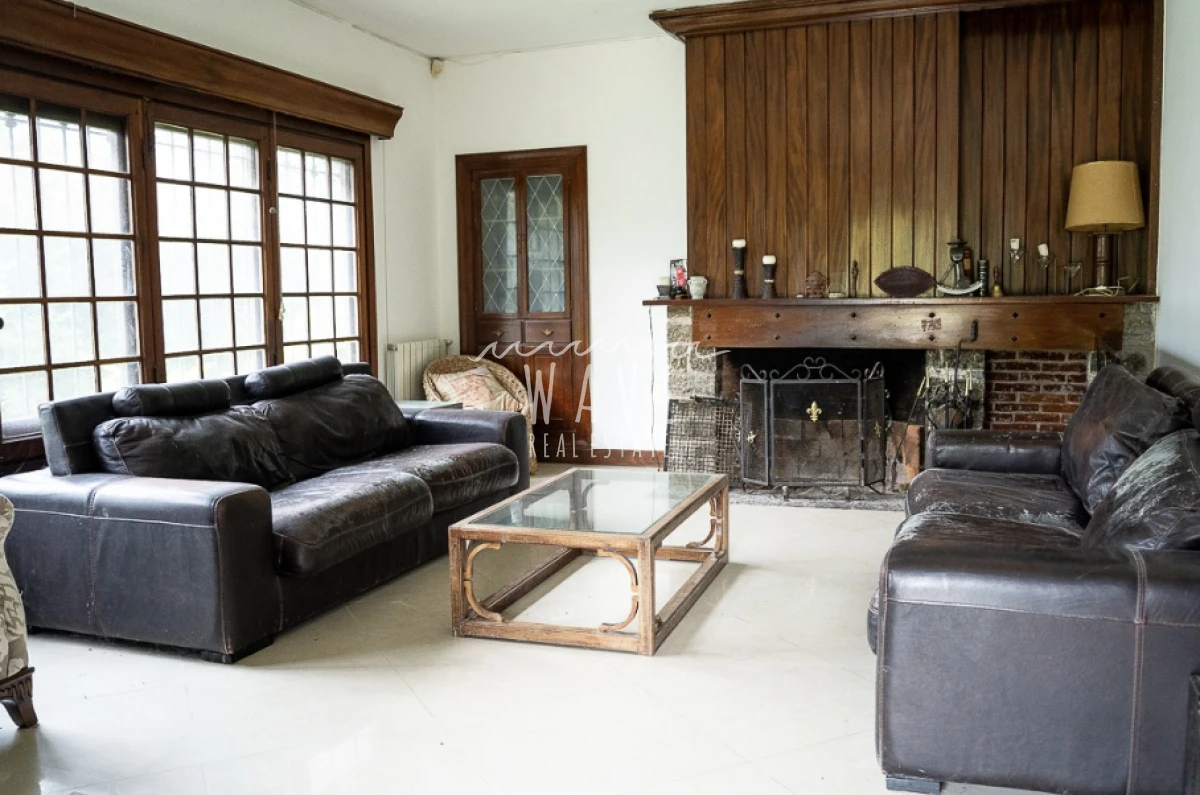 Casa ID.4921 - Venta de Casa, con 5 dormitorios + 2 en casa de servicio en Playa Mansa, a metros del mar