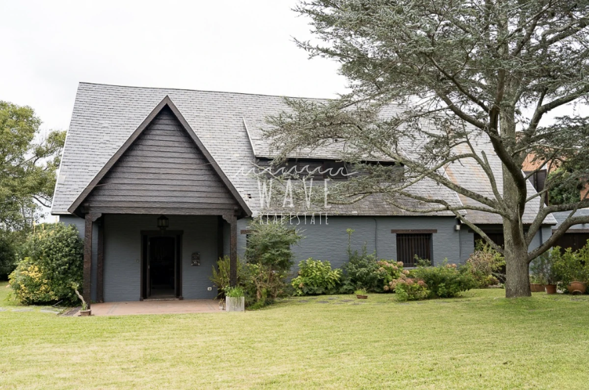 Casa ID.4921 - Venta de Casa, con 5 dormitorios + 2 en casa de servicio en Playa Mansa, a metros del mar