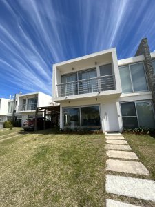 Alquiler de Verano, Casa de 3 dormitorios en Playa Brava, Punta del Este, con amenities de complejo