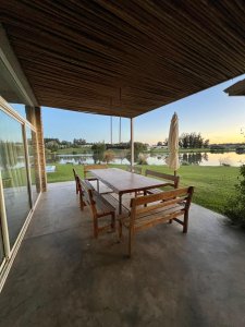 Pueblo Mio, casa sobre lago, con piscina. 4 suites.